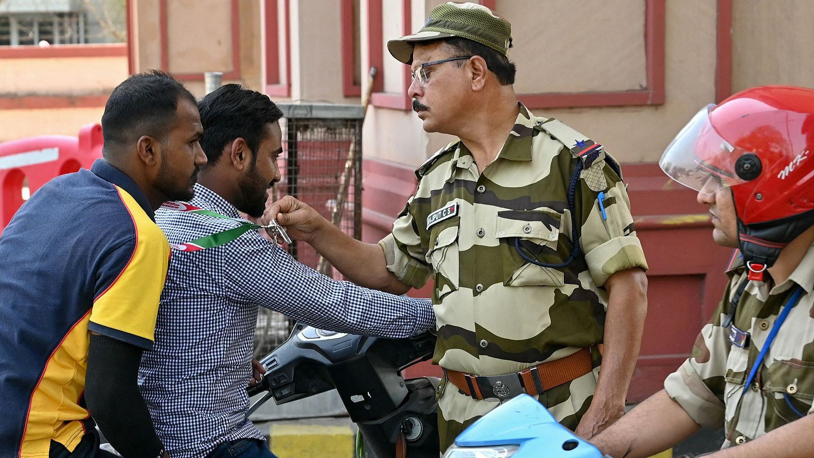 Un soldado verifica la tarjeta de identidad de los civiles que se dirigen al Aeropuerto Internacional Shri Guru Ram Das Ji en las afueras de Amritsar, India
