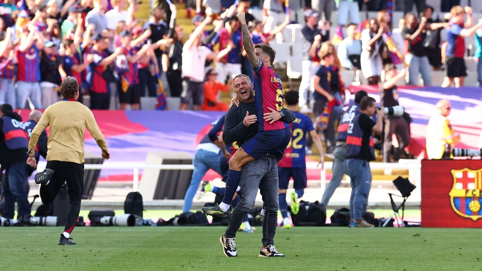 Hansi Flick celebra con Íñigo Martínez la victoria en el clásico liguero disputado en Montjuic.