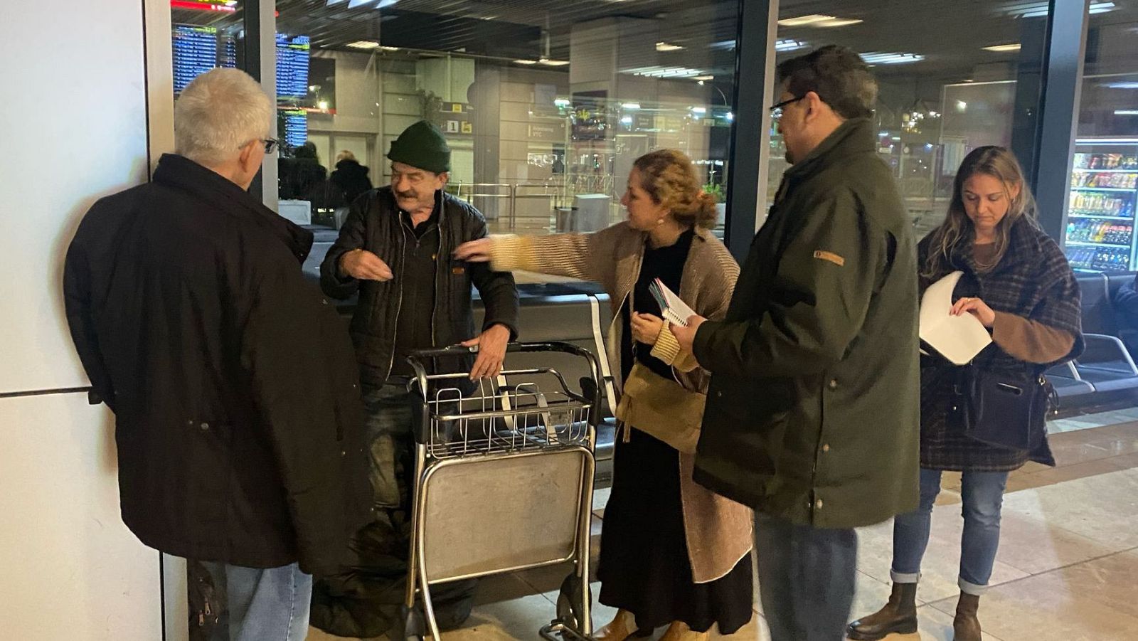 Manuel, una de las personas sin hogar que viven en Barjas, conversa con los voluntarios de Bokatas