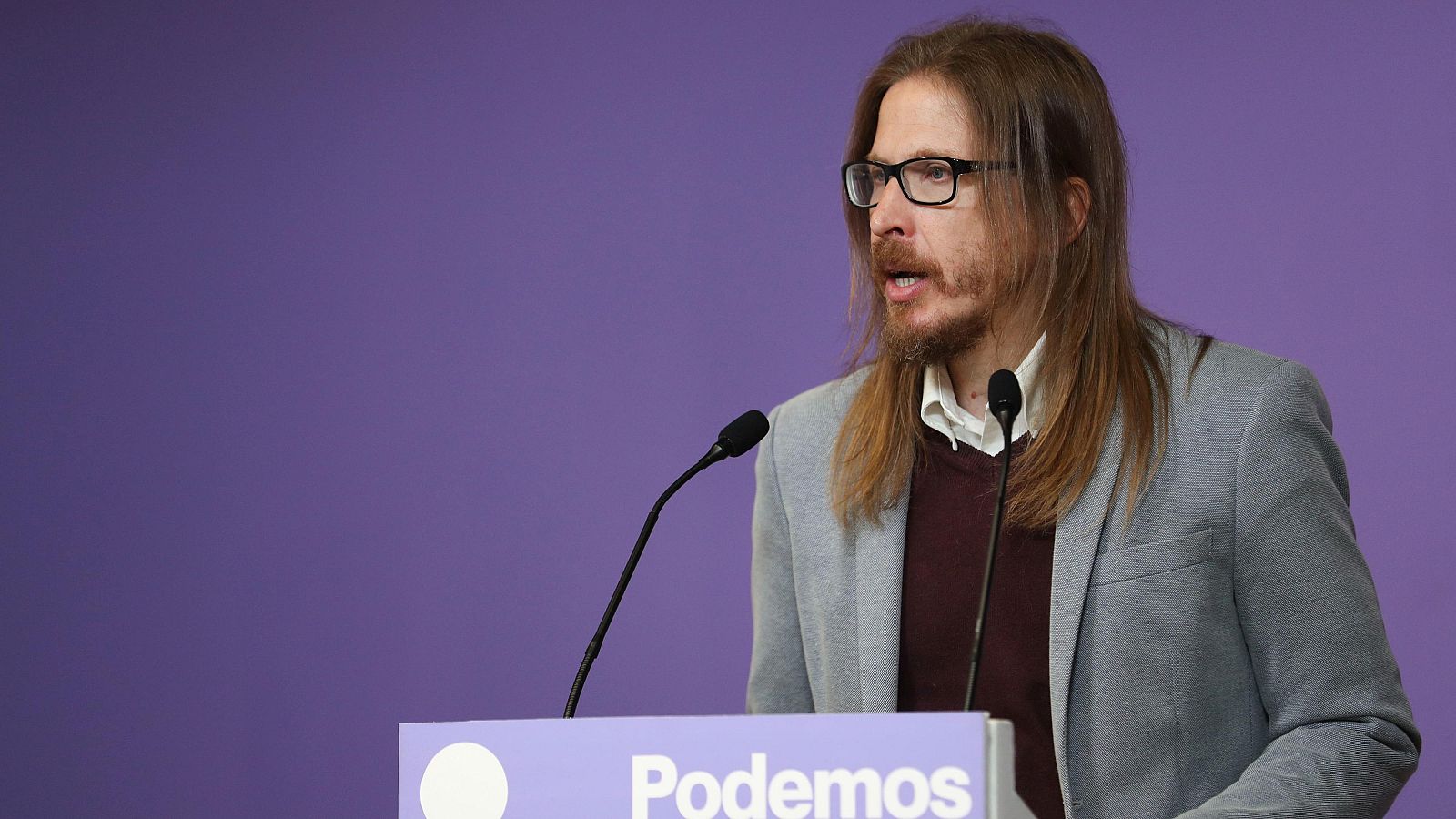 El portavoz de Podemos, Pablo Fernández, ofrece una rueda de prensa este lunes en Madrid.
