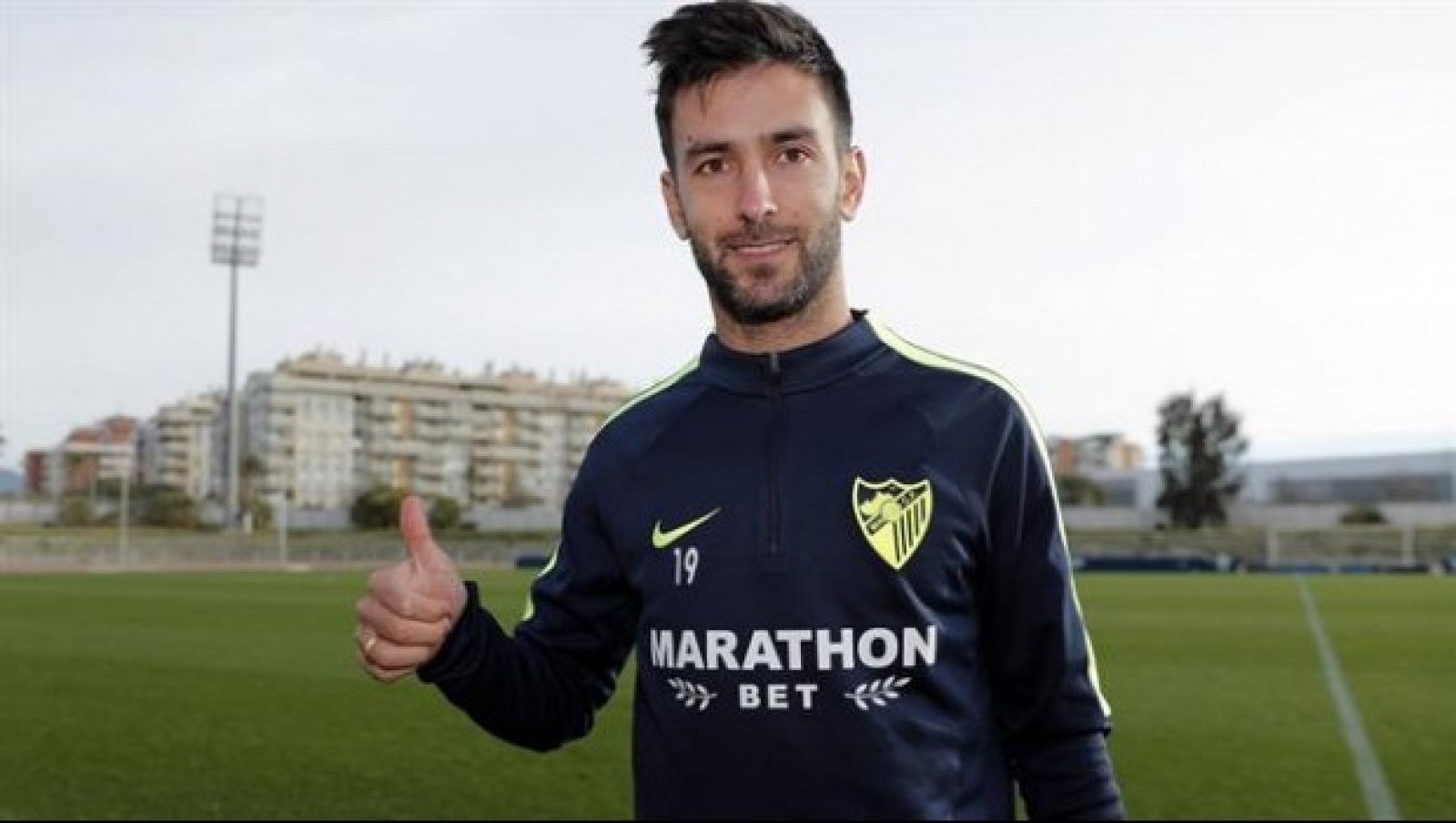 Alberto Bueno, con la equipación de entrenamiento del Málaga.