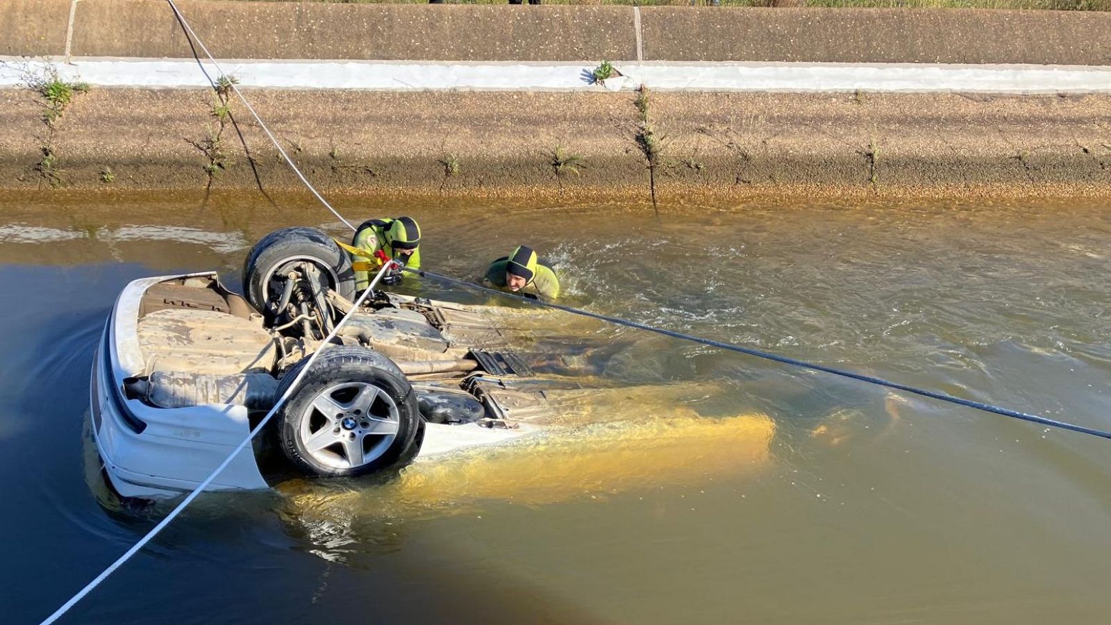 Localizan un vehículo con tres personas muertas en su interior en un canal de Huelva