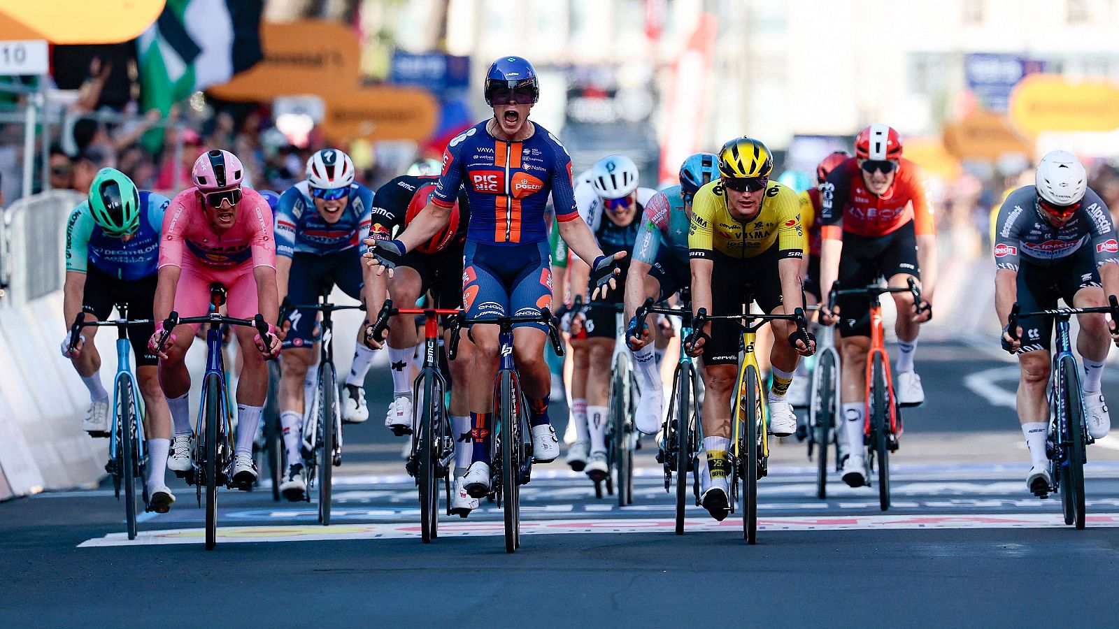 Casper Van Uden sorprende al pelotón en Lecce y Mads Pedersen conserva la maglia rosa del Giro