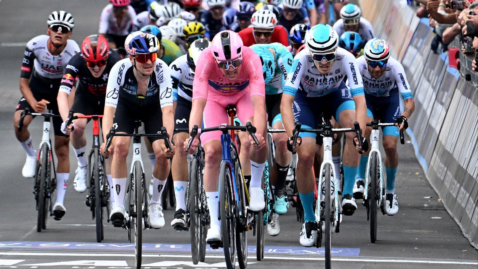 Mads Pedersen (con la maglia rosa de líder) gana al sprint la 5ª etapa del Giro