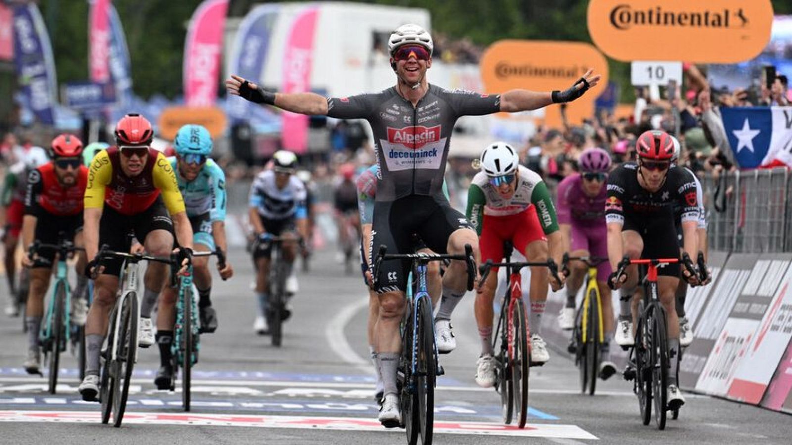 Groves celebra su victoria en la sexta etapa del Giro de Italia