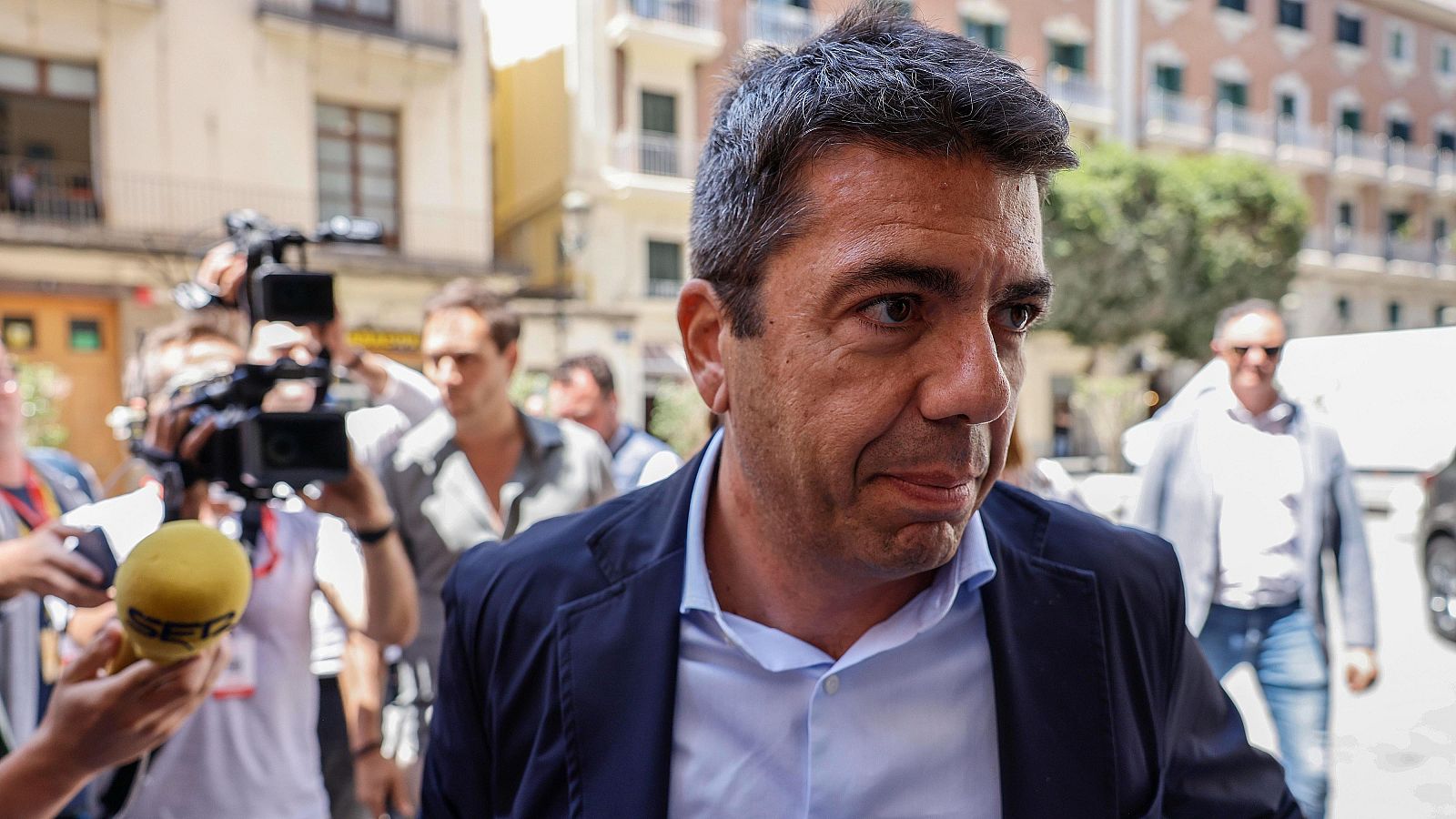 El president de la Generalitat valenciana, Carlos Mazón, llega a la comisión mixta “Endavant pels Municipis”, en el Palau de la Generalitat, a 12 de mayo de 2025, en Valencia, Comunidad Valenciana (España).