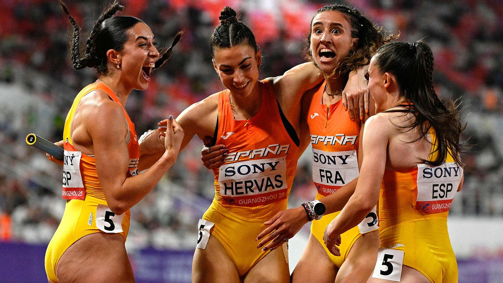 Eva Santidrián, Blanca Hervás, Daniela Fra y Paula Sevilla (de izquierda a derecha) celebran su victoria en el 4x400m femenino de los World Athletics Relays en Guangzhou