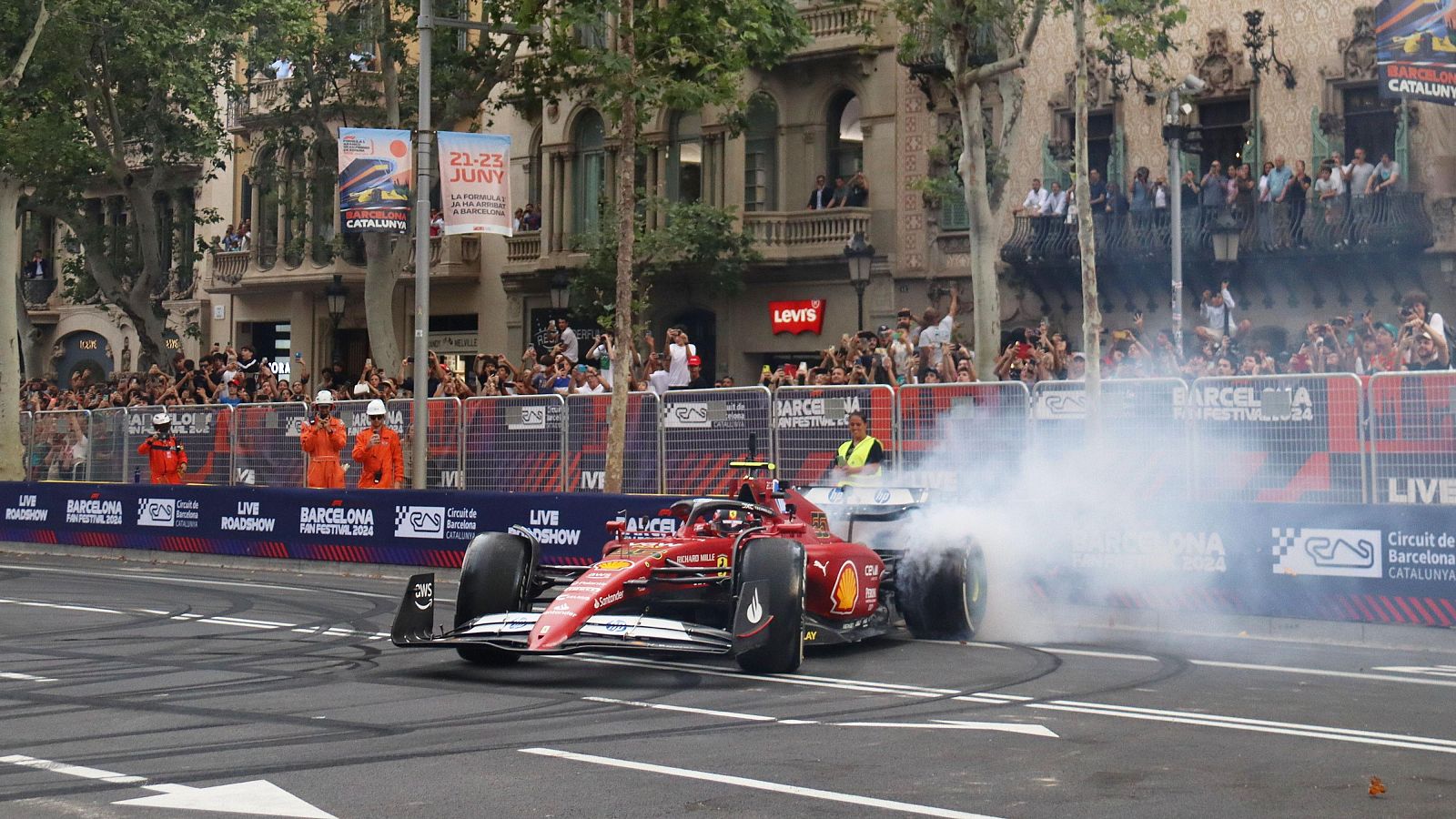 El monoplaça de Ferrari conduit per Carlos Sainz al Road Show de la Formula 1 al Passeig de Gràcia | ACN