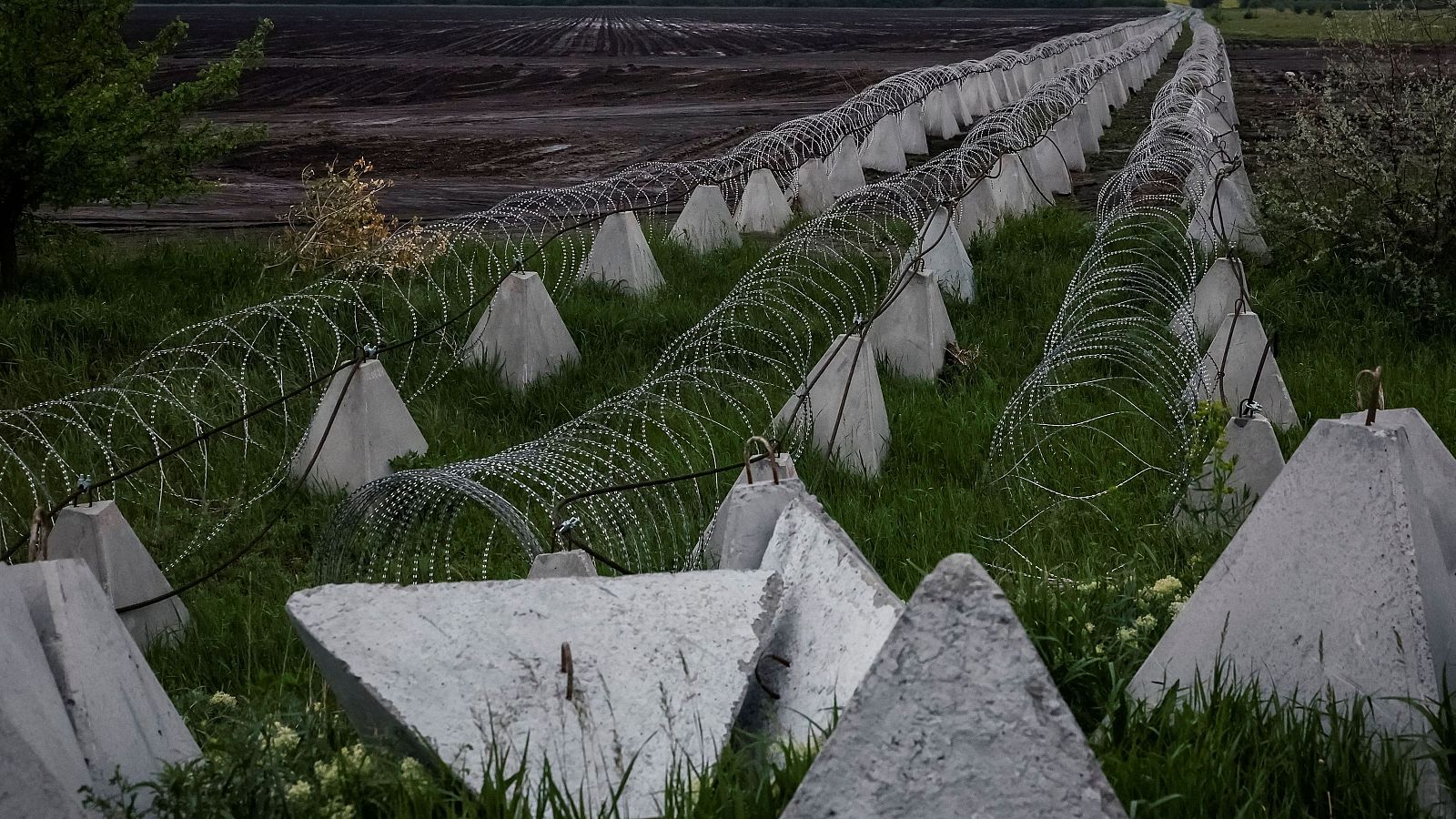 Varias fortificaciones antitanque, llamadas 'dientes de dragón', y alambres de púas