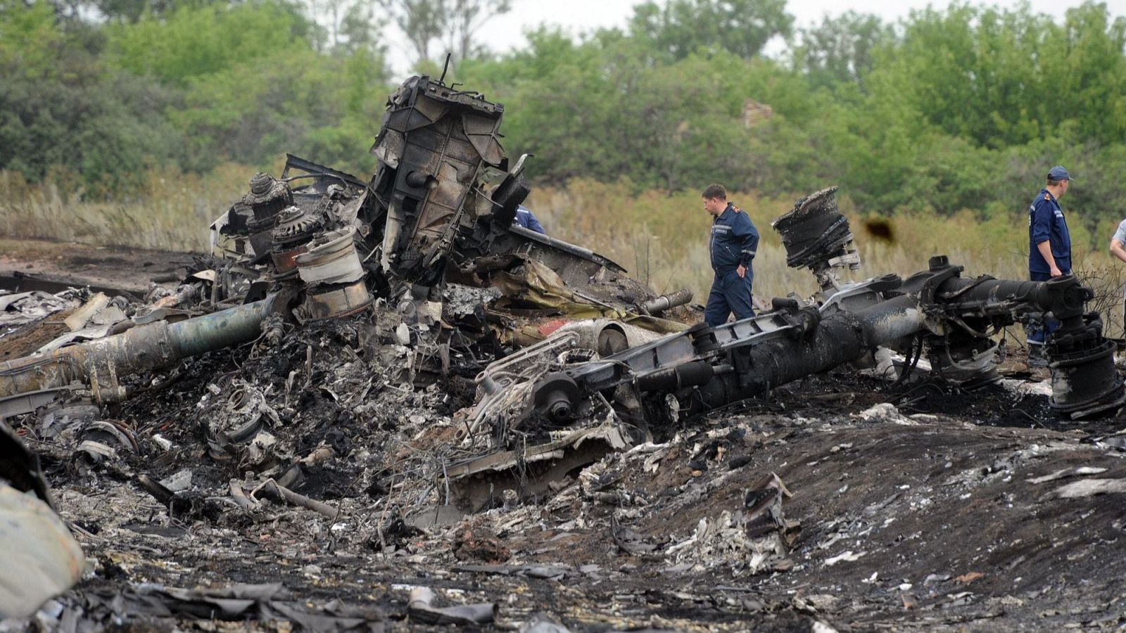 Rescatistas el 18 de julio de 2014 en el lugar del accidente del MH17, derribado sobre Ucrania