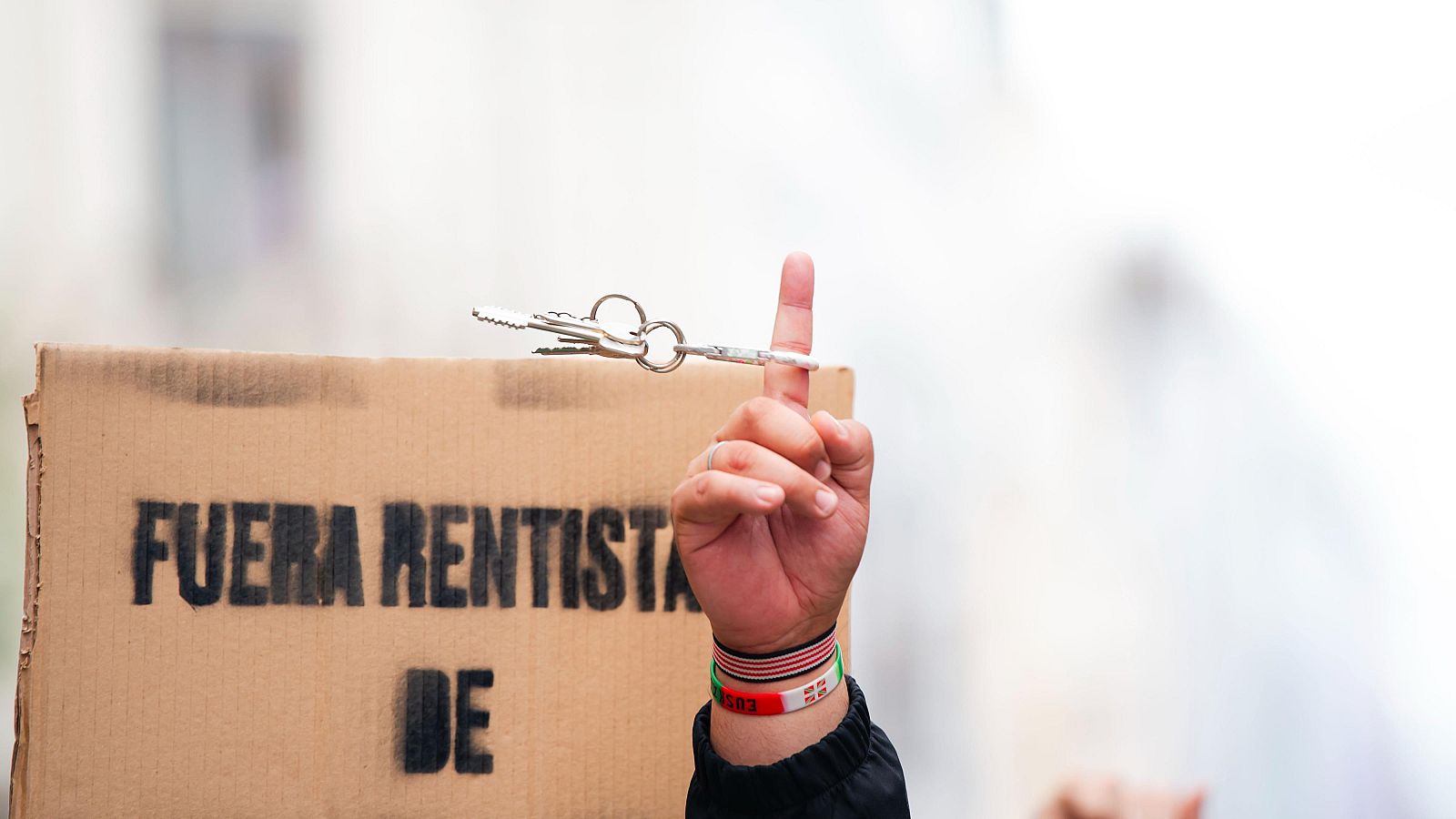 Una persona sujeta unas llaves durante una manifestación por la vivienda en Madrid.