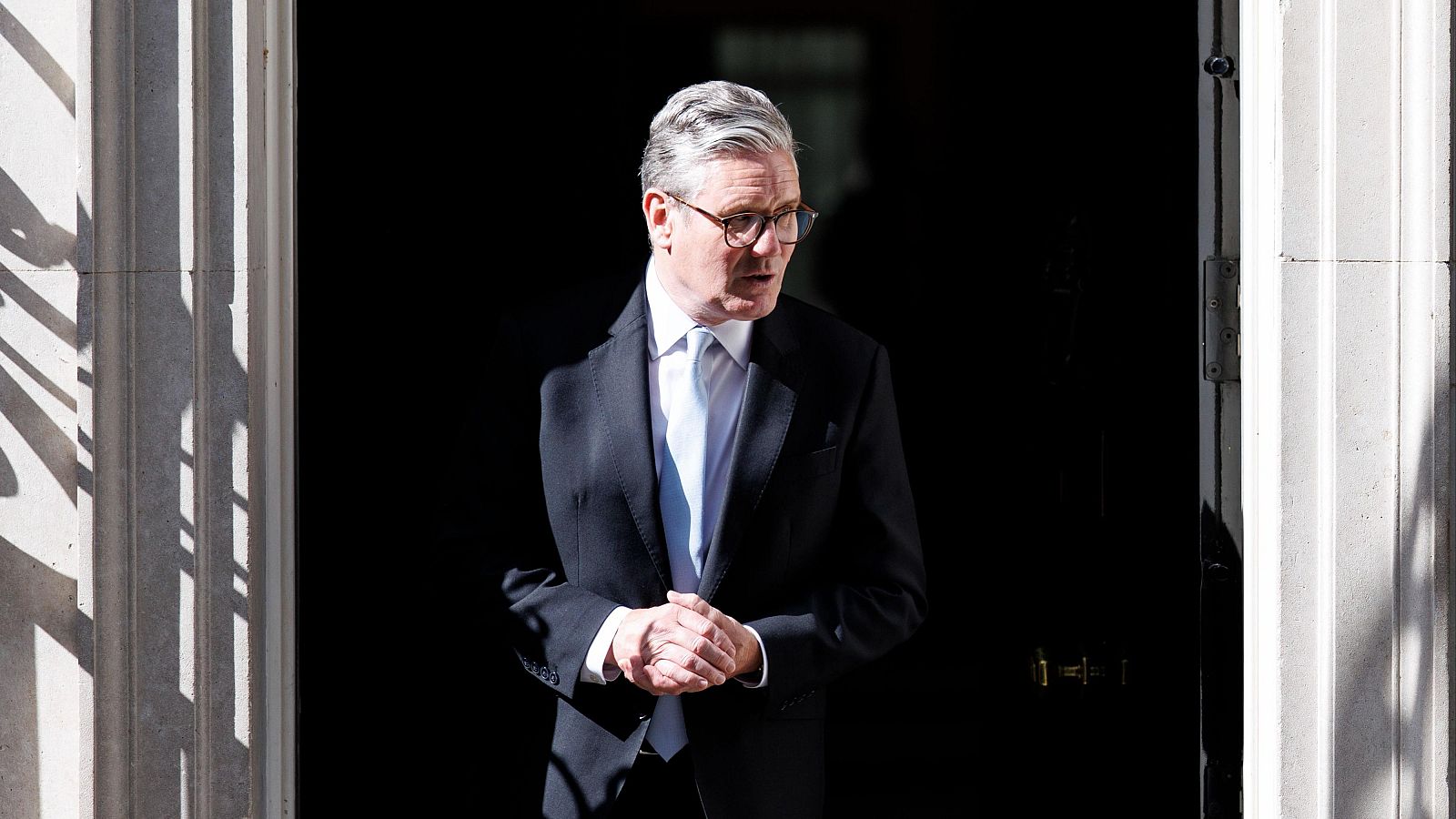 Keir Starmer, primer ministro británico, en la entrada de la residencia oficial, Dowing Street, Londres