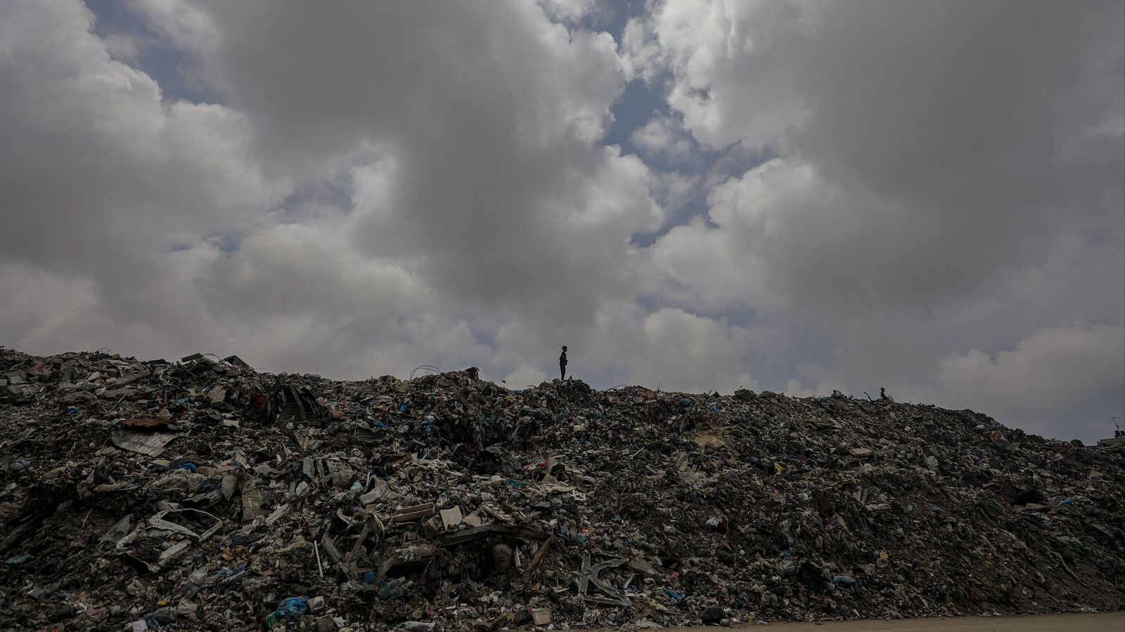 Niño palestino en un basurero de Gaza