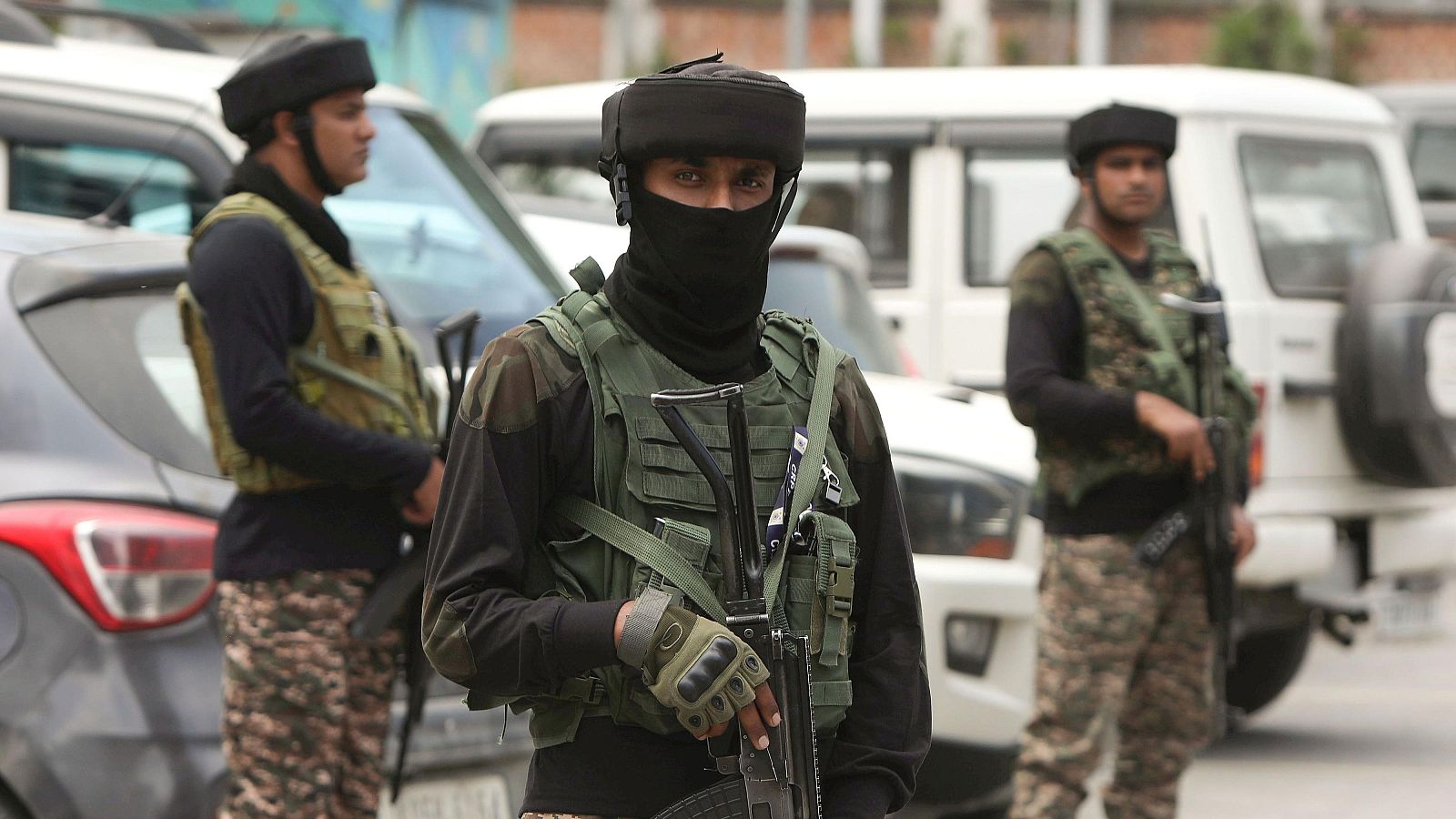 Soldados paramilitares indios montan guardia en Srinagar, capital de verano de la Cachemira india