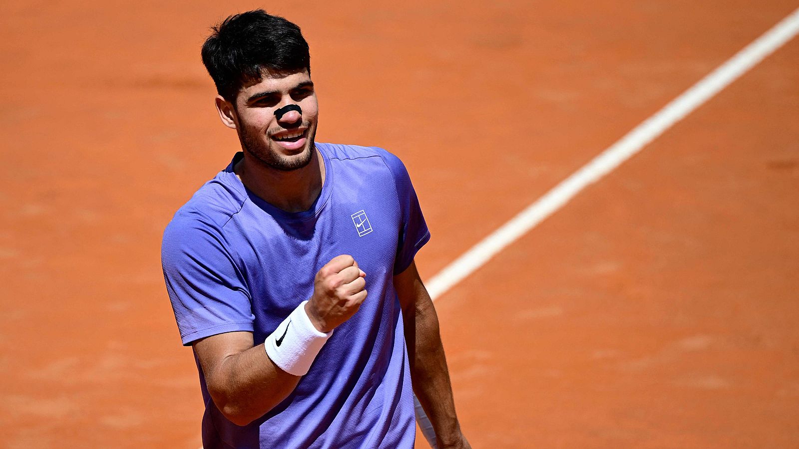Carlos Alcaraz celebra un punto durante su partido frente a Khachanov en los octavos de final del Master de Roma.