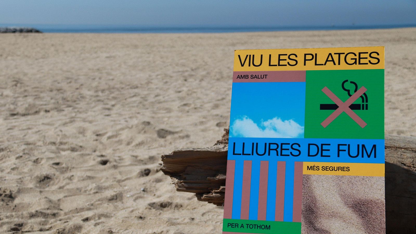 Cartell de la Diputació de Barcelona per prohibir el tabac a les platges | ACN