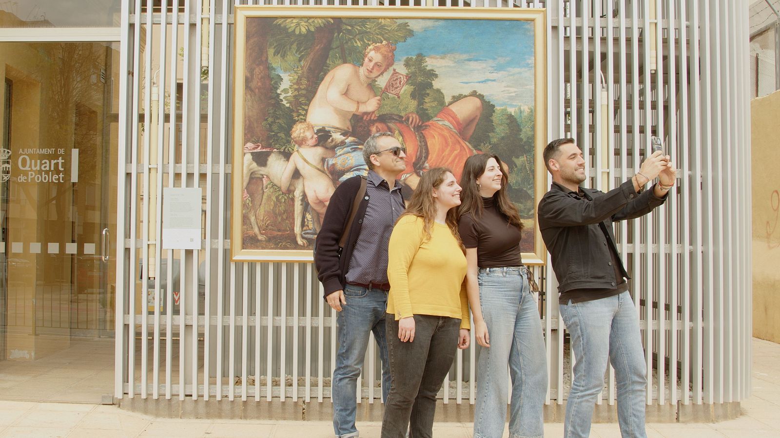 La replica de la obra de Veronese 'Venus y Adonis', en Quart de Poblet, genera alegría y selfies entre vecinas y vecinos del municipio