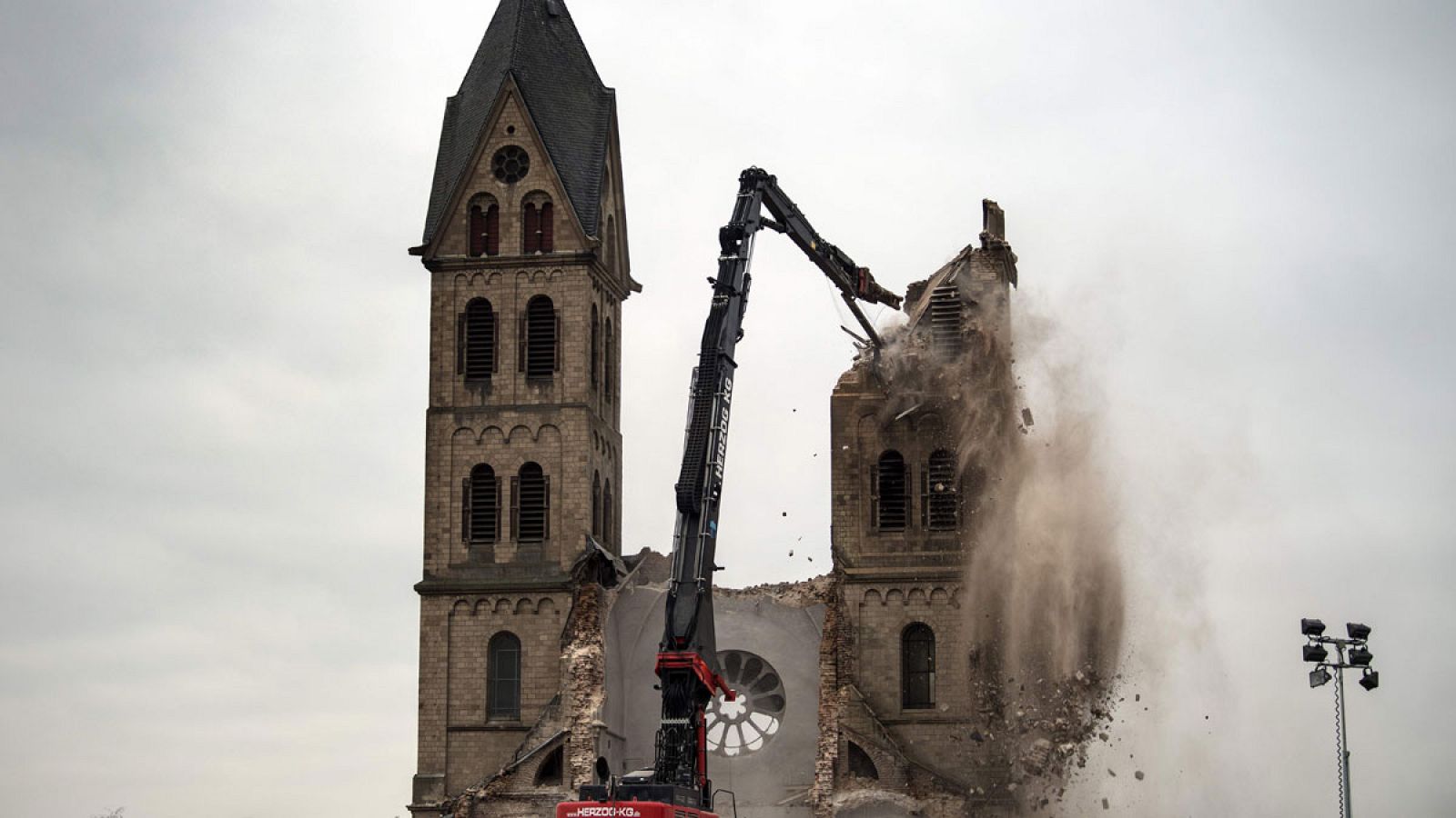 Derribo de la Iglesia de San Lamberto en Immerath, último paso para ampliar una mina de carbón en Alemania