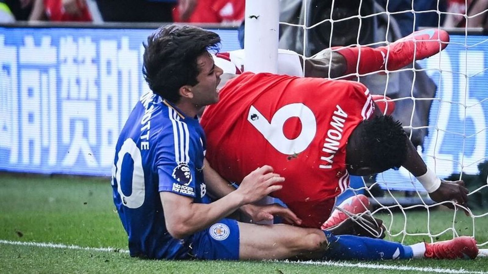 Awoniyi, del Forest, en coma inducido tras golpearse con el palo