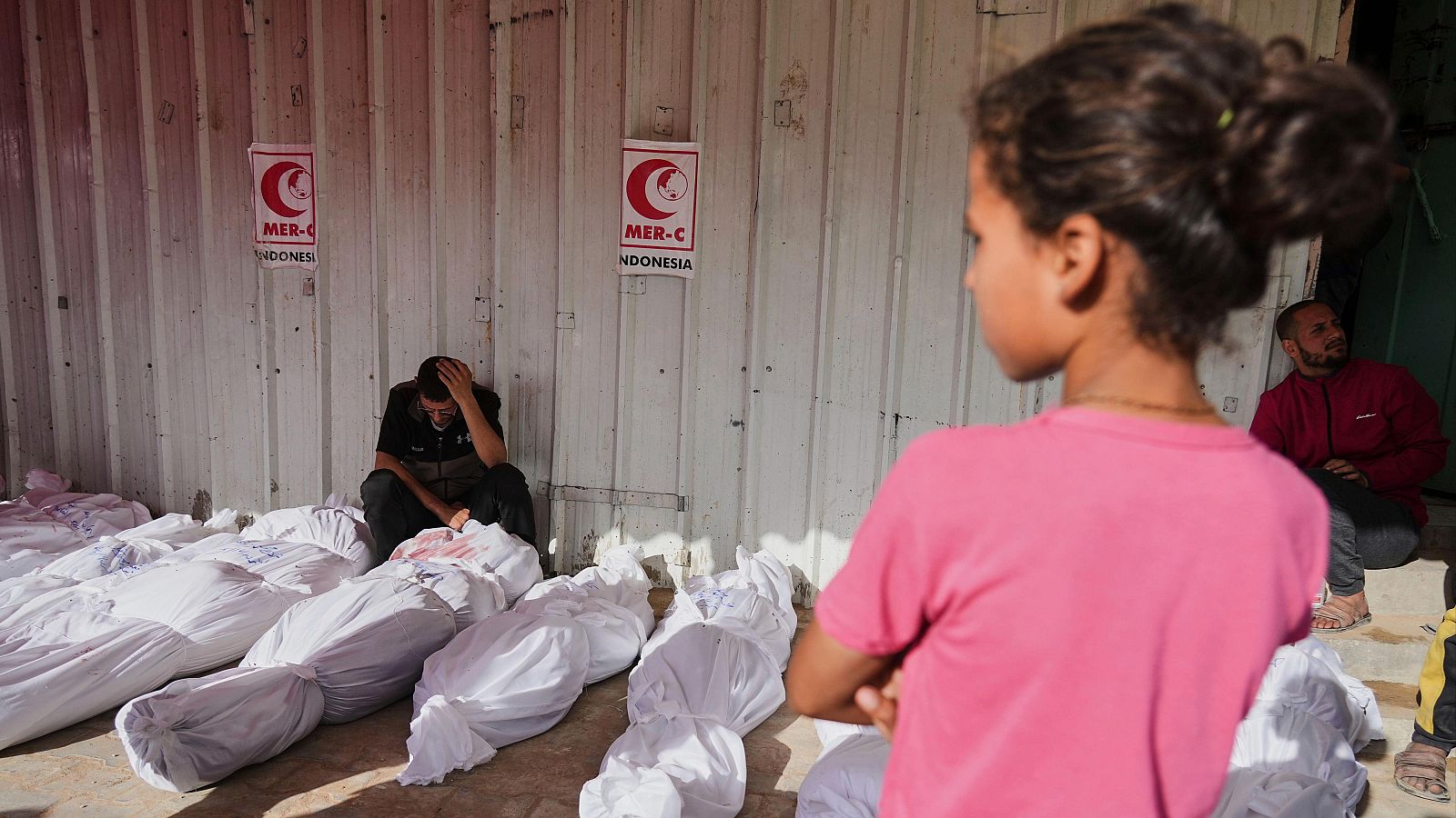 Una niña observa los cadáveres de los fallecidos tras los bombardeos en Yabalia, Gaza