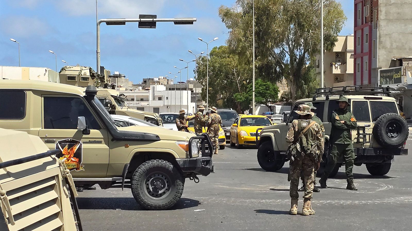 Las fuerzas de seguridad libias controlan un puesto de control tras los enfrentamientos nocturnos en Trípoli, Libia, el 13 de mayo de 2025.