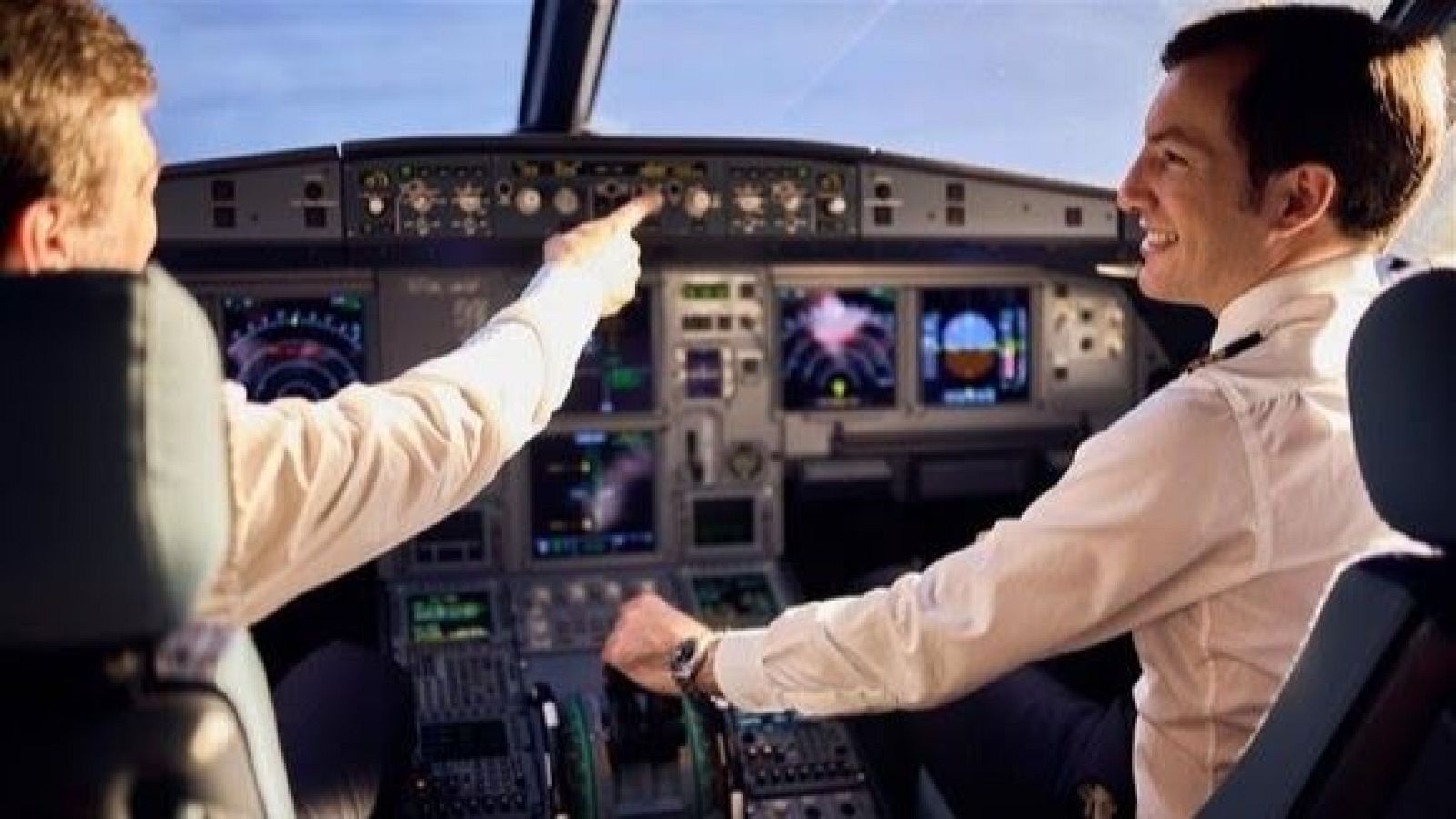 Dos tripulantes de cabina en un avión de Iberia