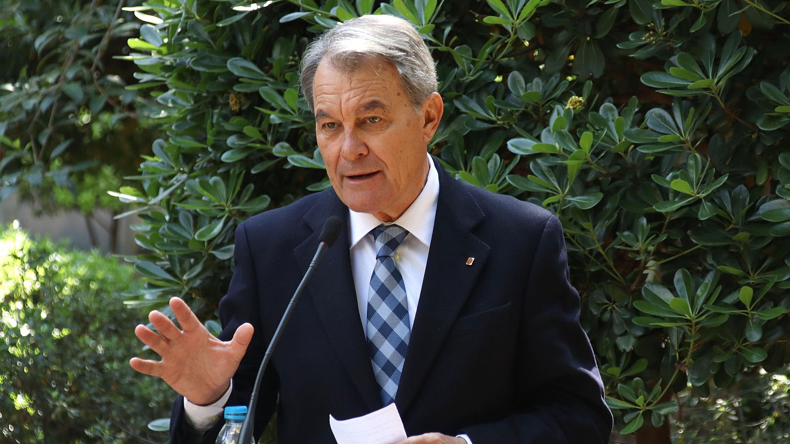 L'expresident de la Generalitat Artur Mas durant una roda de premsa als jardins del Palau Robert.