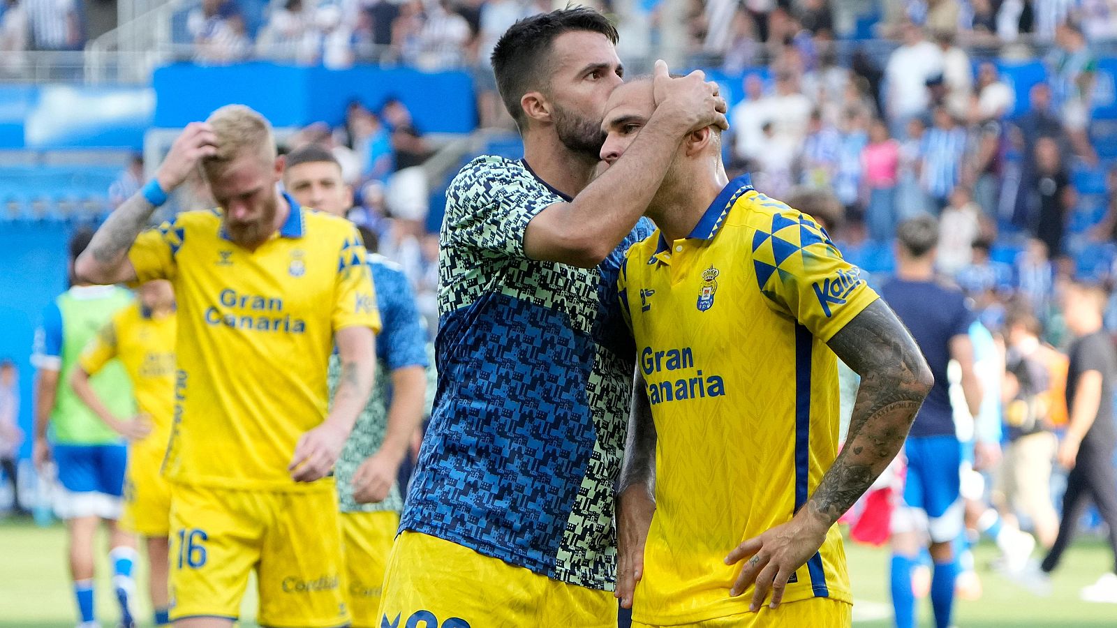Los jugadores de la UD Las Palmas, tras su derrota en un partido de esta Liga ante el Alavés