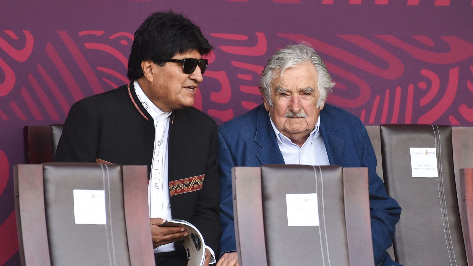 Imagen del expresidente de Bolivia Evo Morales junto al expresidente de Uruguay José Mujica durante un desfile militar