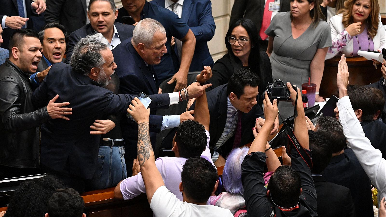 Miembros del Senado de Colombia se enfrentan tras una votación