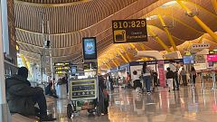 Los partidos acogen entre "aplausos" y acusaciones de "racismo institucional" la limitación del acceso a Barajas