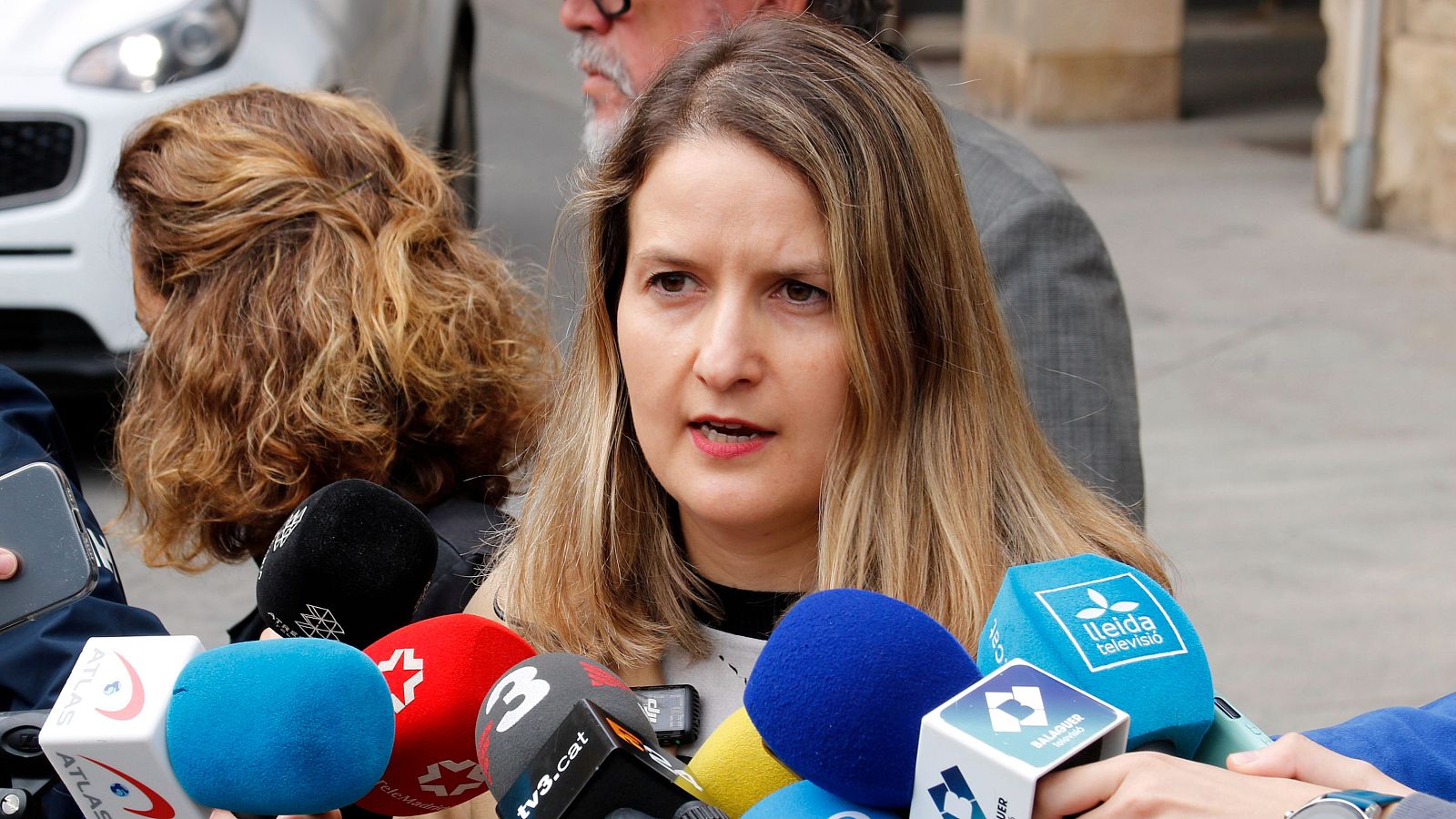 La consellera de Drets Socials i Inclusió, Mònica Martínez Bravo, durant una atenció als mitjans de comunicació a Balaguer