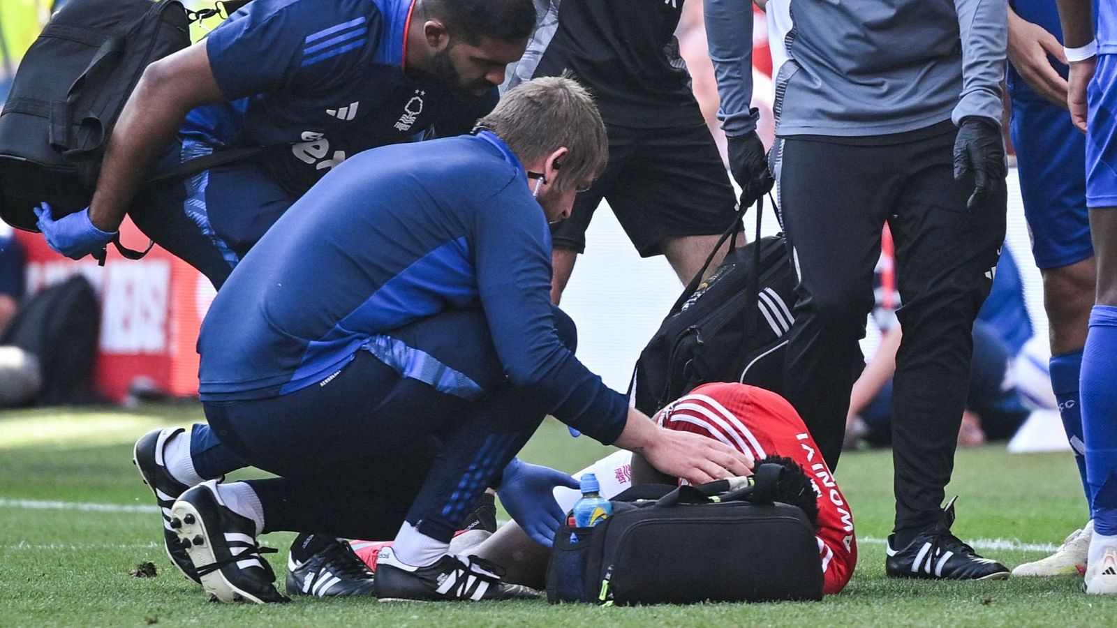 Taiwo Awoniyi, del Nottingham Forest, sale del coma inducido