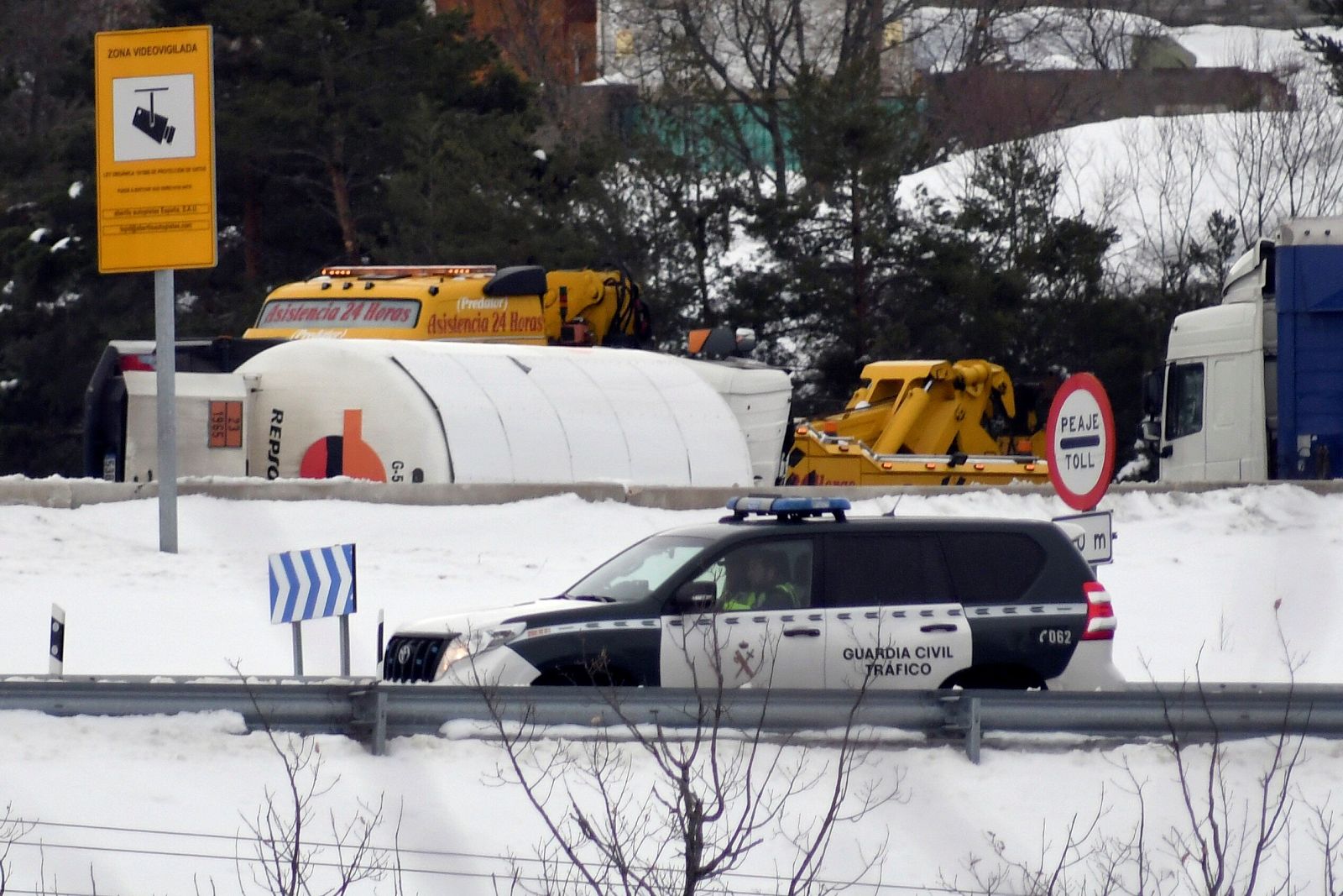 Cortadas AP-6, AP-61 y AP-51 tras volcar un camión de mercancías peligrosas