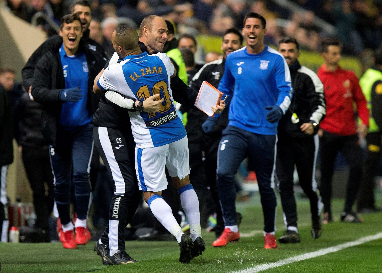 El Zhar celebra su tanto con el banquillo ante el Villarreal.