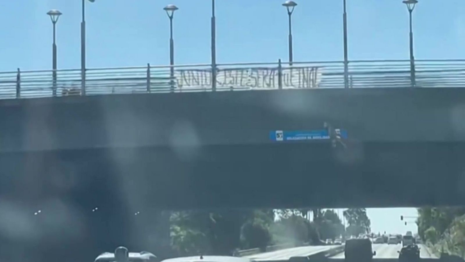 Aparecen mensajes amenazantes contra presidente del Sevilla en varios puentes de la ciudad