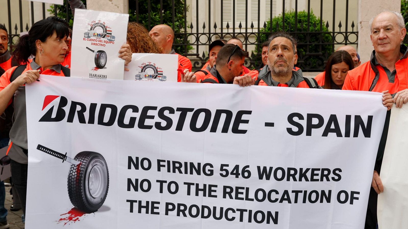 Los trabajadores de Bridgestone votan durante todo el viernes la última oferta de ERE presentada por la empresa