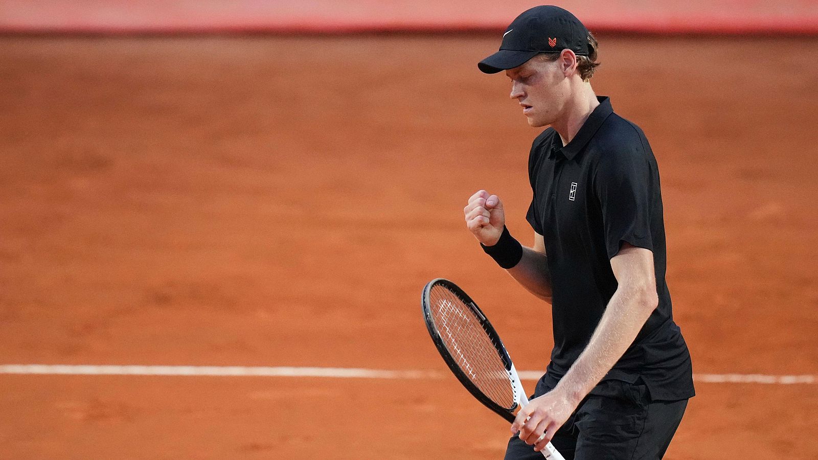 Sinner arrolla a Ruud