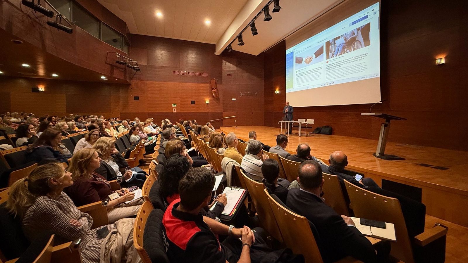 Imagen del personal municipal del ayuntamiento de Valencia en una formación sobre inteligencia artificial