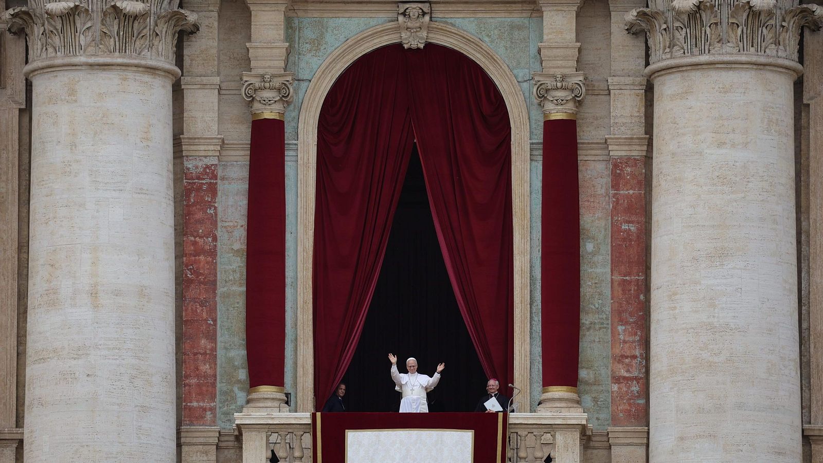 El papa León XIV saluda a los fieles desde la Basílica de San Pedro antes de la oración Regina Coeli del domingo 11 de mayo en el Vaticano.