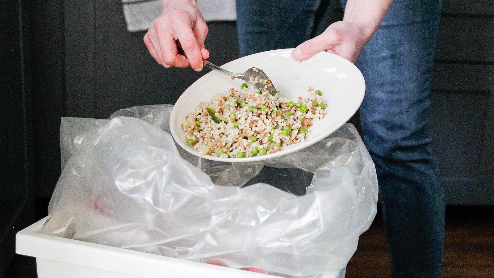 Les llars catalanes llencen 330 euros de menjar a l’any