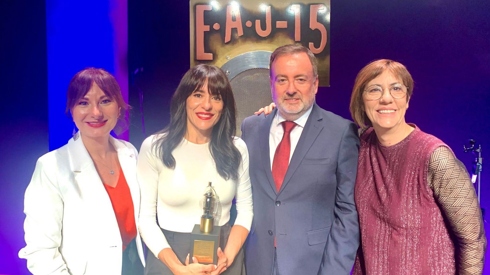 Carme Nicolás i Alícia Gómez, de RTVE Catalunya, amb Xavi Collado i Neus Sala, del documental 'Dones de la ràdio', als 25ns Premis Ràdio Associació