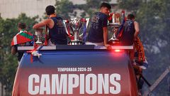 El Barcelona se da un baño de masas en la rúa de celebración del título de Liga