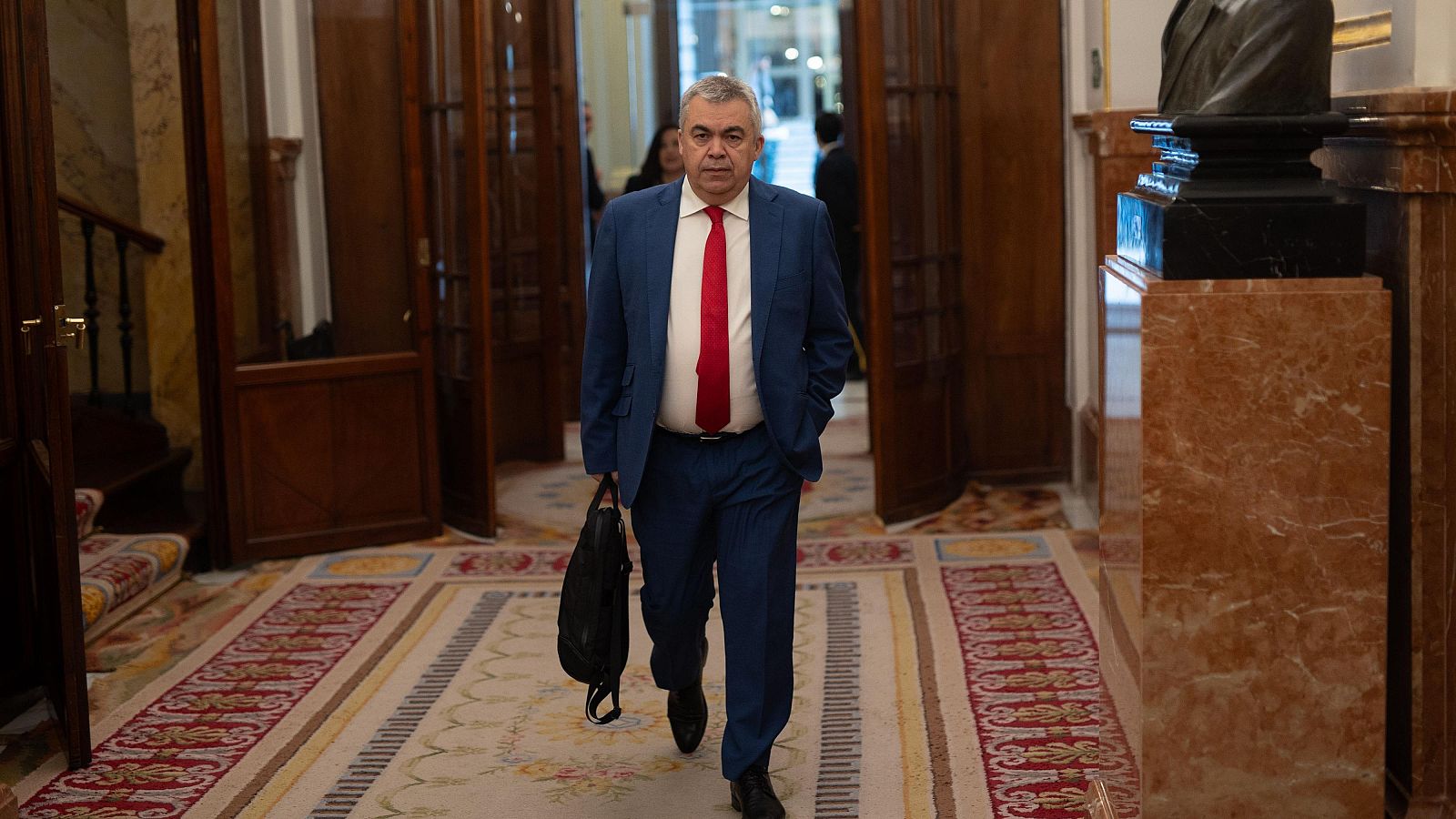 El secretario de Organización del PSOE y diputado, Santos Cerdán, llega a una sesión plenaria, en el Congreso de los Diputados, a 8 de mayo de 2025