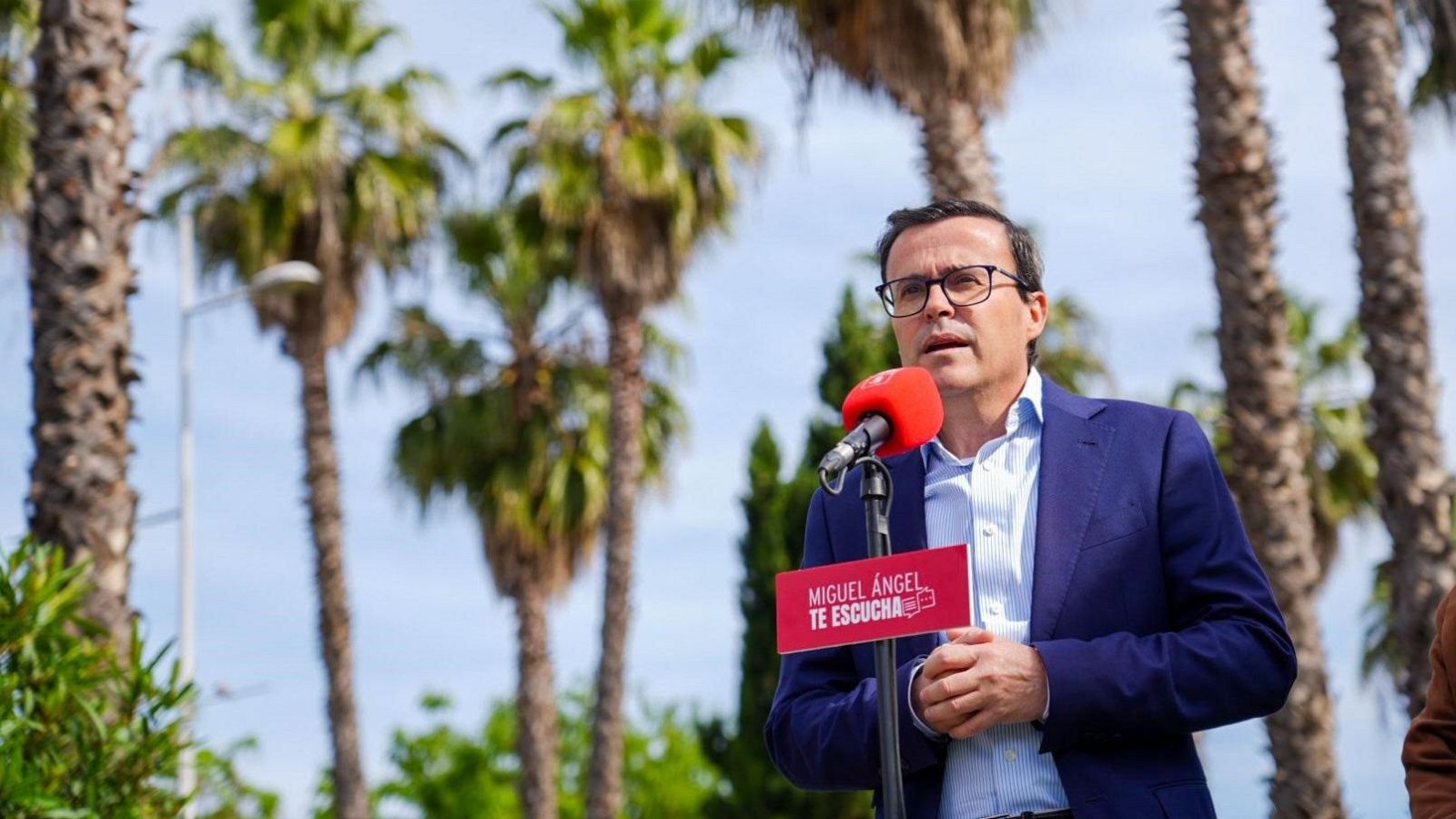 El secretario general del PSOE de Extremadura, Miguel Ángel Gallardo, atiende a los medios