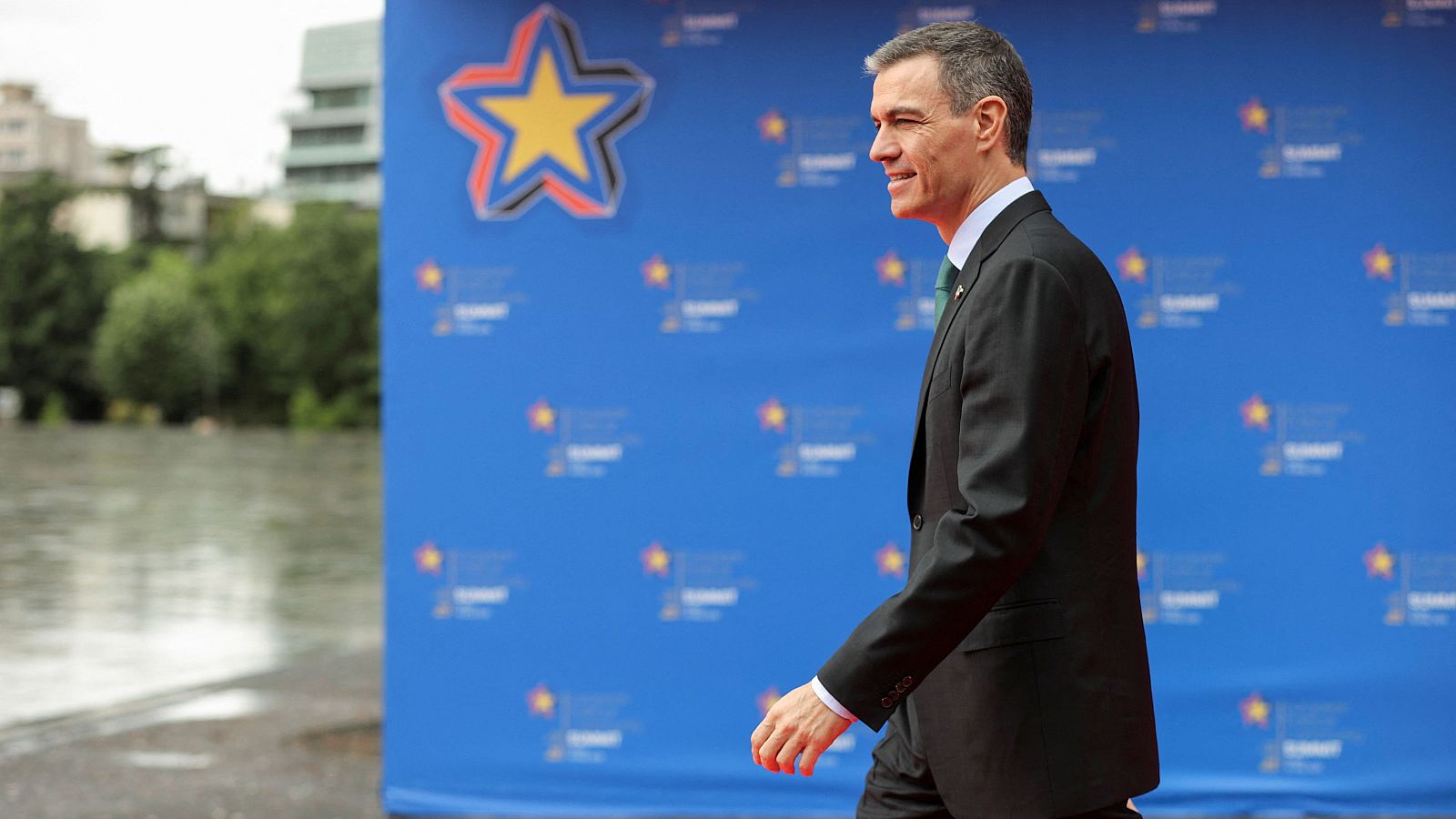 El presidente español, Pedro Sánchez, asiste a la Cumbre de la Comunidad Política Europea en la plaza Skanderbeg en Tirana, Albania, el 16 de mayo de 2025.