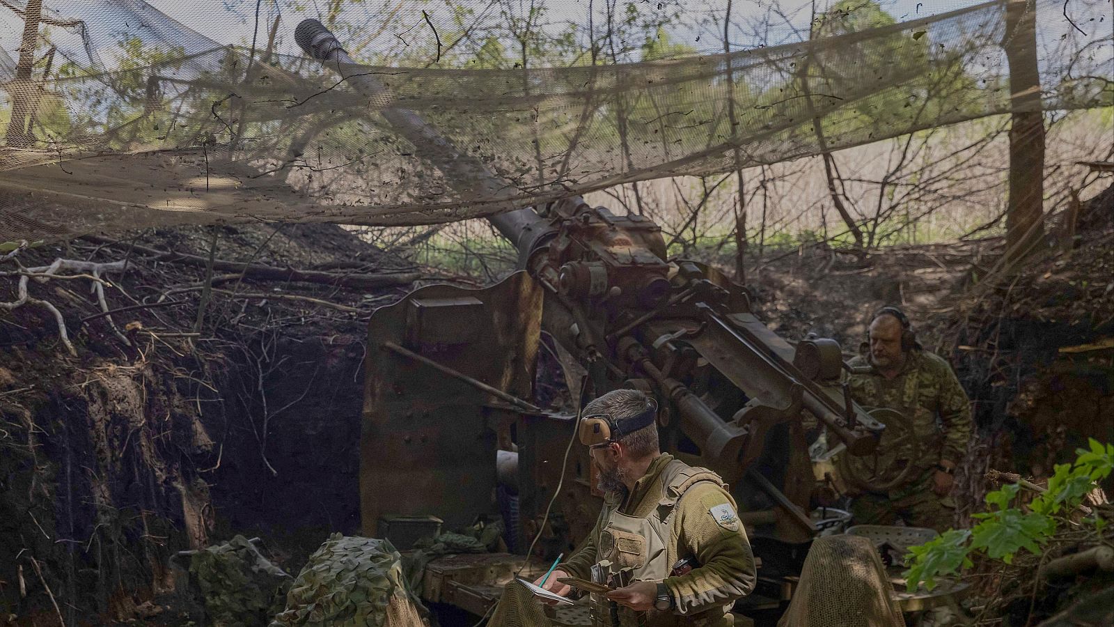 Soldados ucranianos de la 127.ª Brigada de Defensa Territorial disparan un cañón KS-19 de 100 mm hacia posiciones rusas