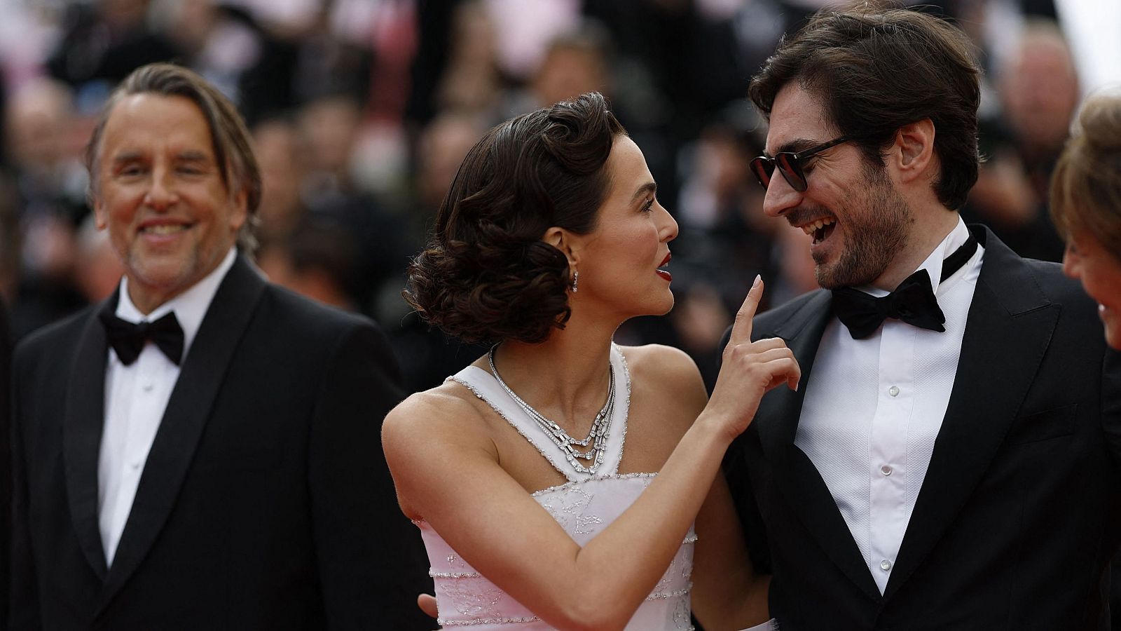Richard Linklater (izquierda), junto a Zoey Deutch y Guillaume Marbeck en la presentación de 'Nouvelle Vague'.