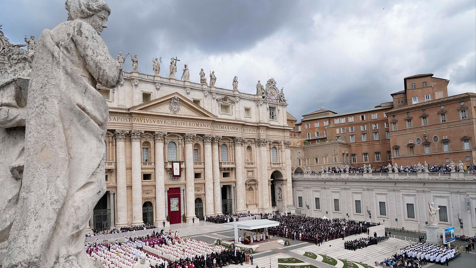 León Xi: misa de inicio de su papado: la Plaza de San Pedro del Vaticano, durante la misa