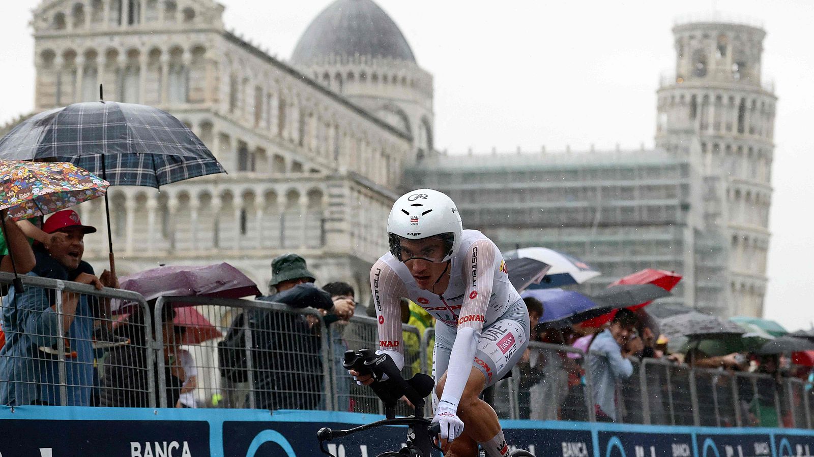Ayuso estrecha la diferencia con Del Toro en la general del Giro tras la crono de Pisa